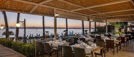 2 restaurantes; se sirve desayuno, almuerzo y cena; cocina internacional