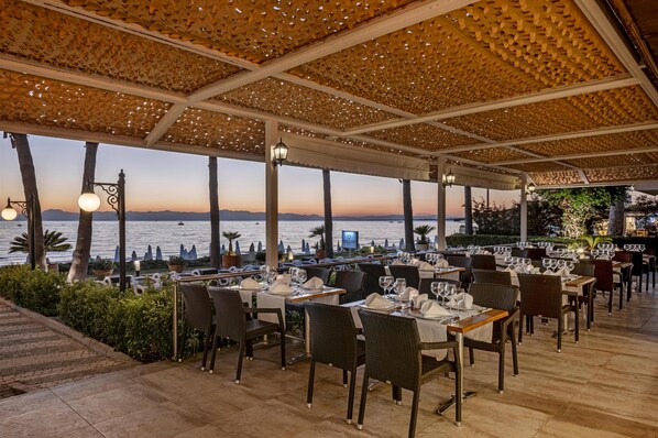 2 restaurants, spécialités Cuisine internationale