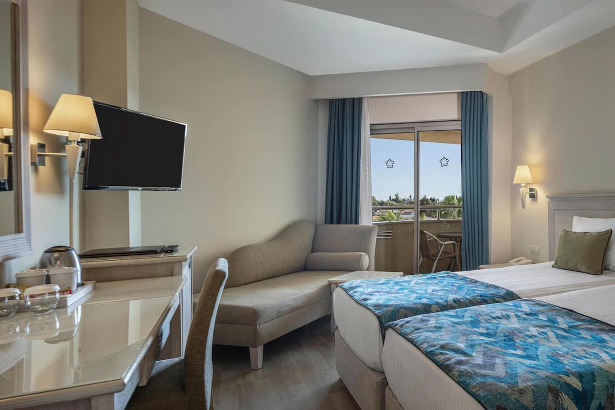 Standard Room, 1 Double or 2 Twin Beds | Premium bedding, minibar (free items), desk, blackout drapes
