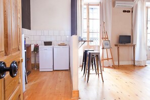 Tủ lạnh, lò vi sóng, bếp nấu, dụng cụ pha cà phê/trà 