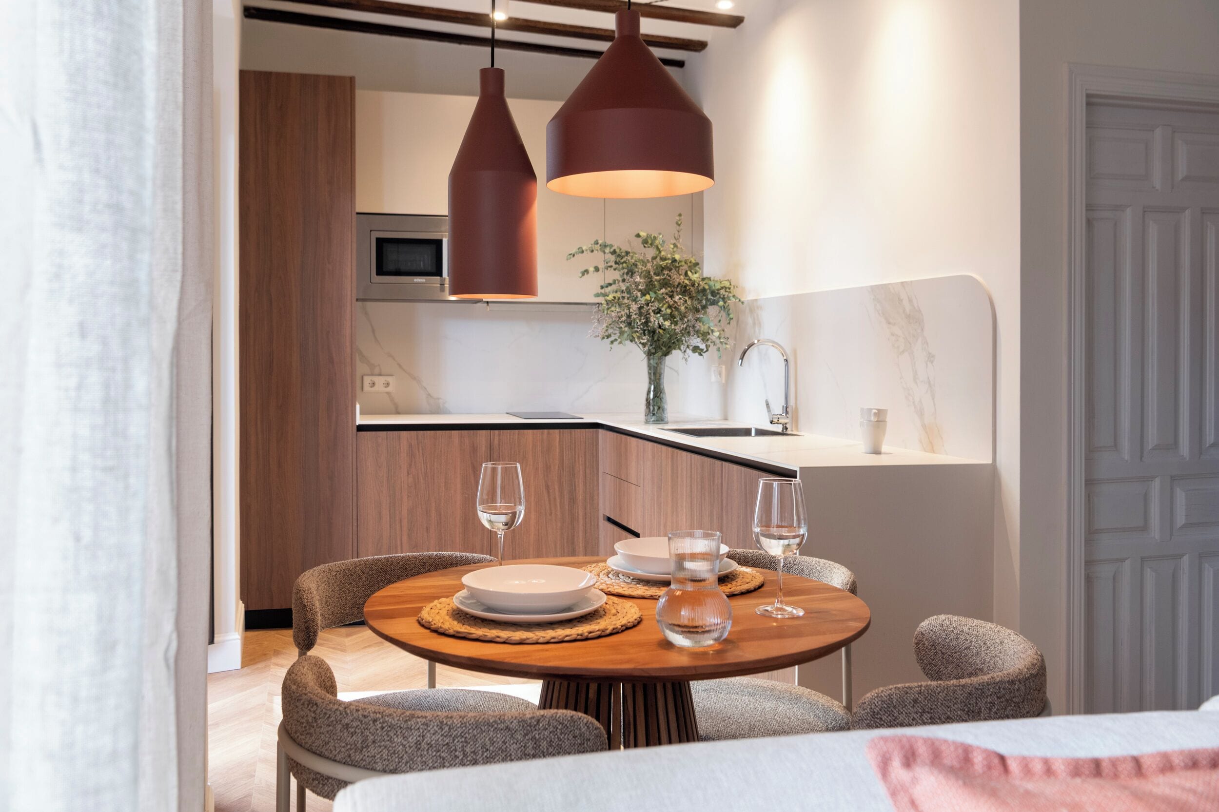 Lemari es, microwave, kompor, dan mesin pembuat kopi/teh