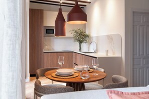 Kühlschrank, Mikrowelle, Herdplatte, Wasserkocher mit Kaffee-/Teezubehör