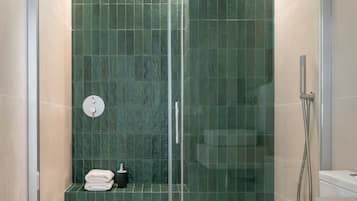 Douche, sĂšche-cheveux, serviettes fournies, papier toilette