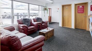 Lobby-lounge