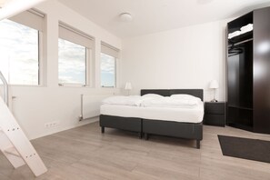 Family Room, Private Bathroom | Desk, laptop workspace, blackout drapes, soundproofing - Kef Guesthouse by Keflavík airport (Reykjanesbær)