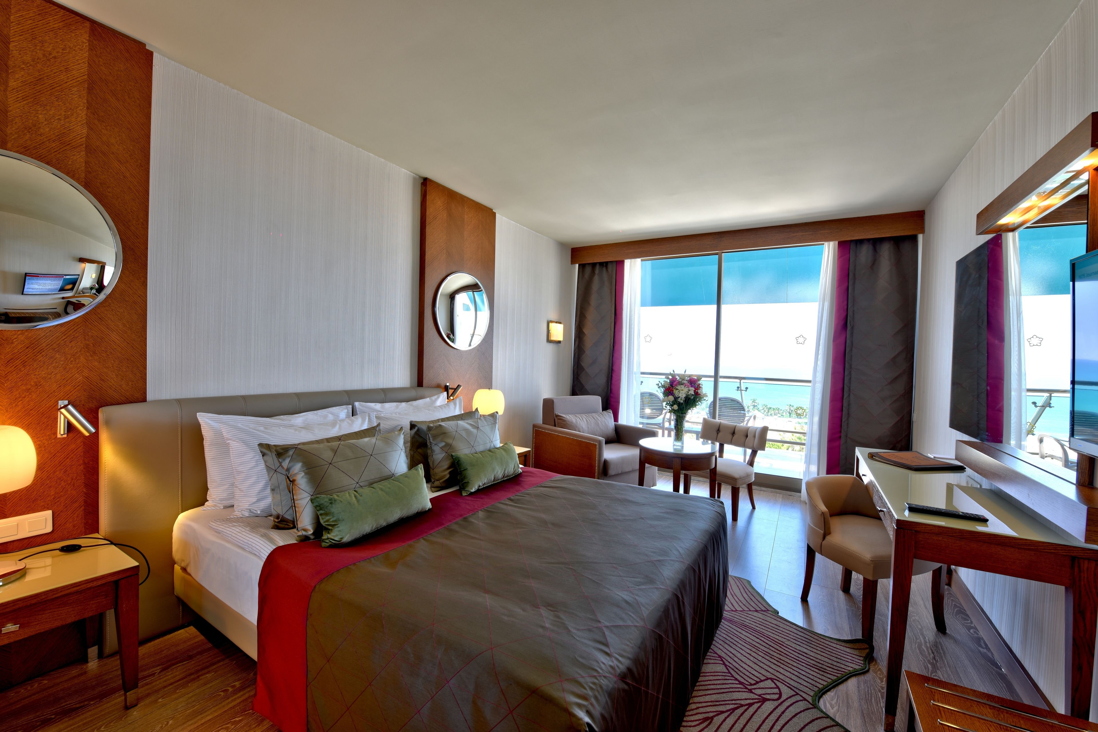 Minibar, coffres-forts dans les chambres, bureau, chambres insonorisées