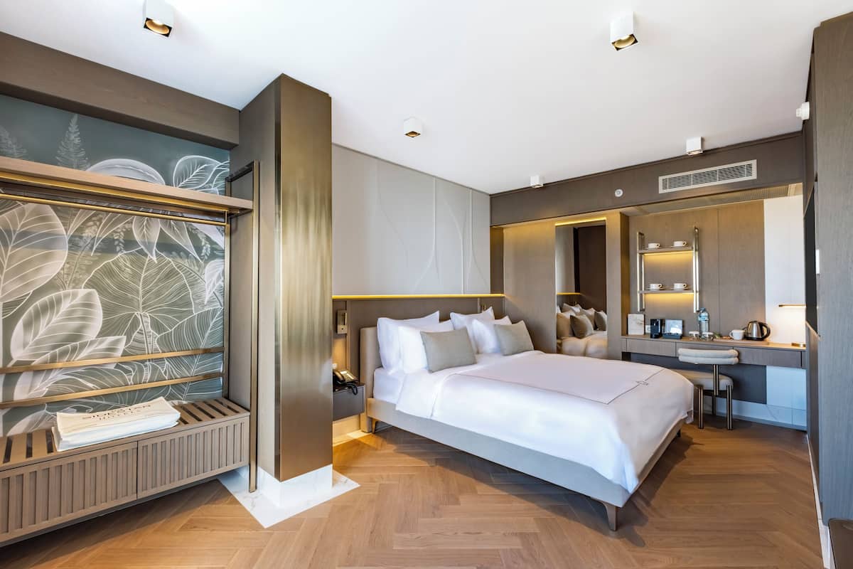 Suite, 1 slaapkamer, kamers met tussendeur, uitzicht op zee | Een minibar, een kluis op de kamer, een bureau, geluiddichte muren