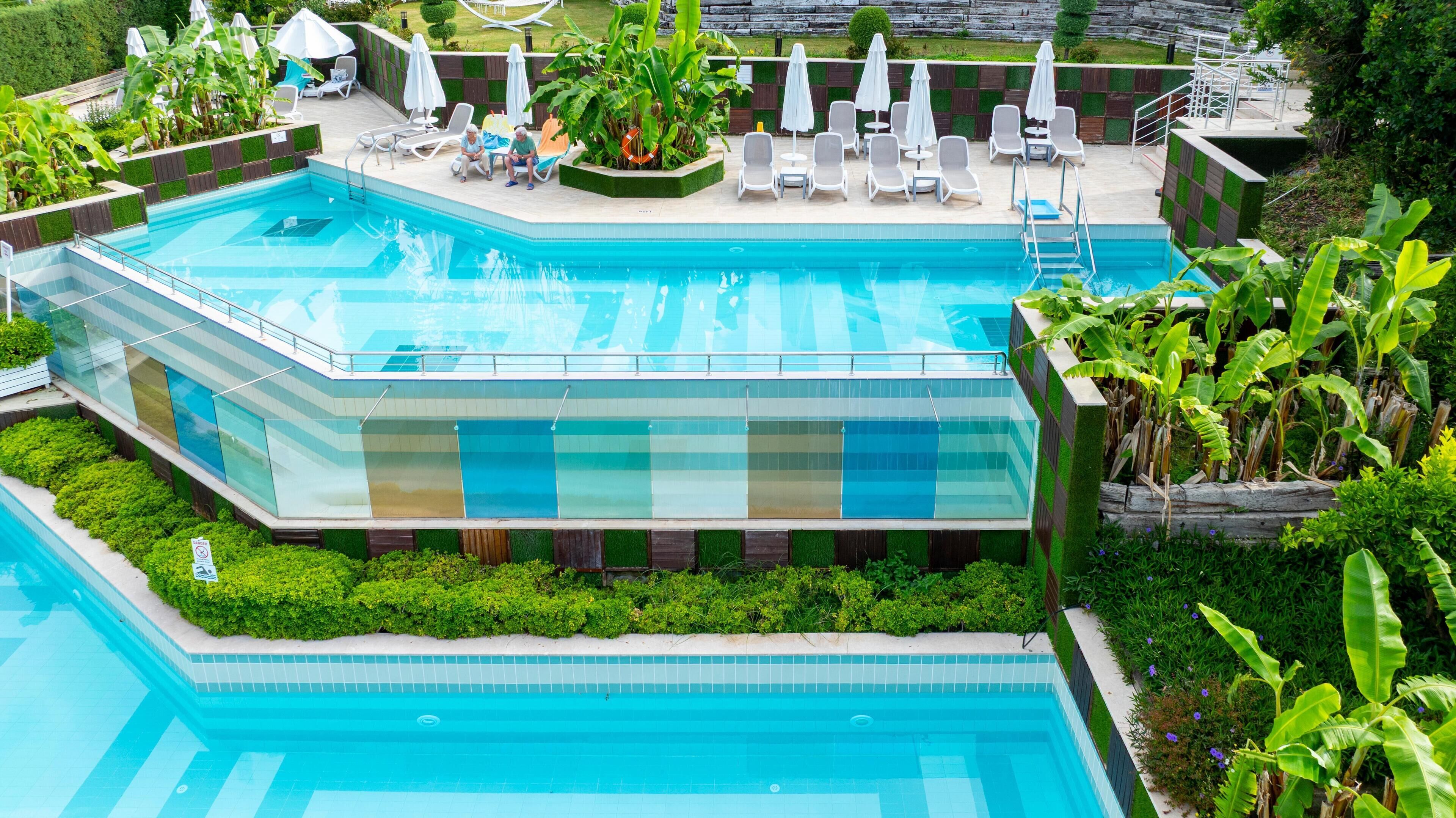 Indoor pool, 3 outdoor pools, pool umbrellas, pool loungers