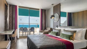 Een minibar, een kluis op de kamer, een bureau, geluiddichte muren