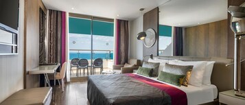 Minibar, caja de seguridad en la habitación y escritorio 