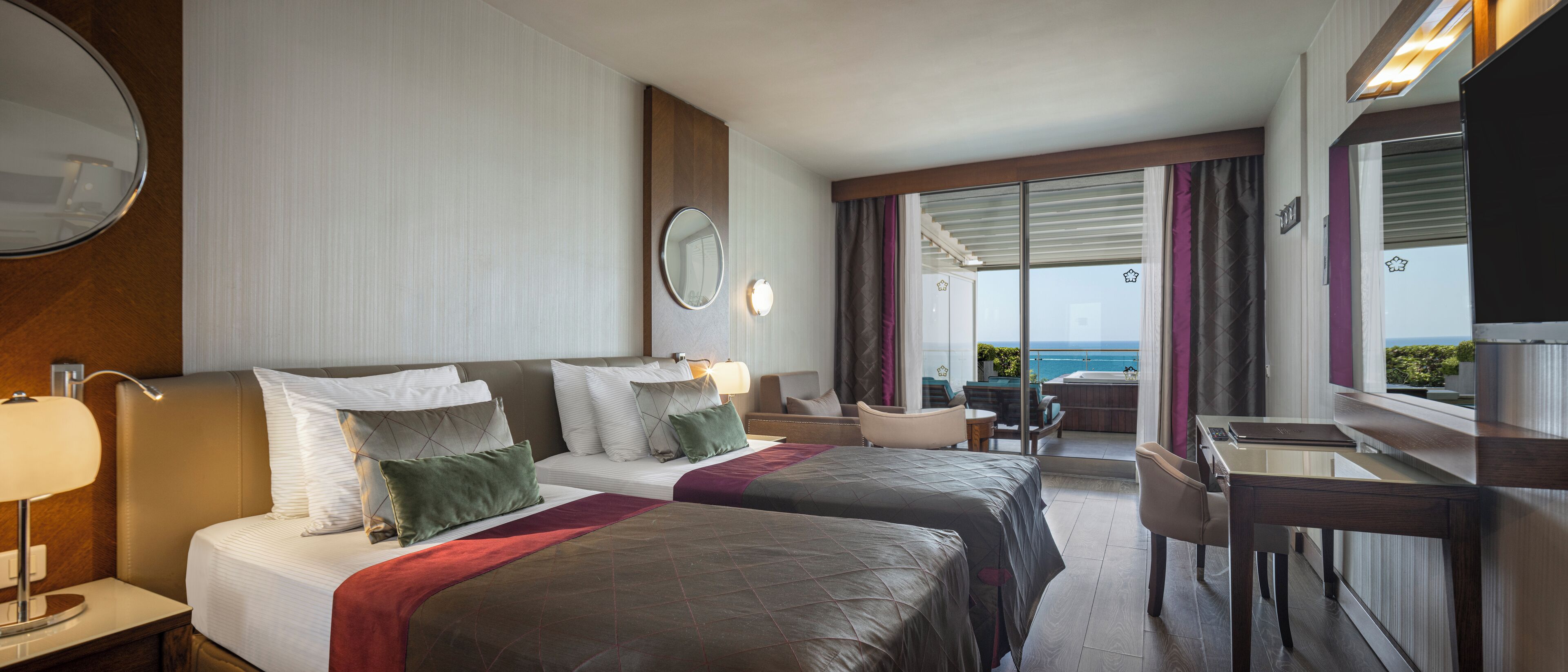 华丽客房, 按摩浴缸, 部分海景 | 迷你吧、客房内保险箱、办公桌、隔音