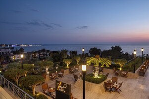 7 bares, 2 bares junto a la piscina, bar en la playa