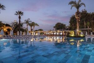 Una piscina techada, 3 piscinas al aire libre, sombrillas