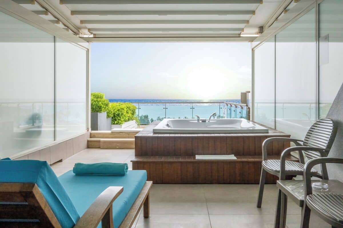 Deluxe kamer, bubbelbad, gedeeltelijk uitzicht op zee | Kameruitzicht