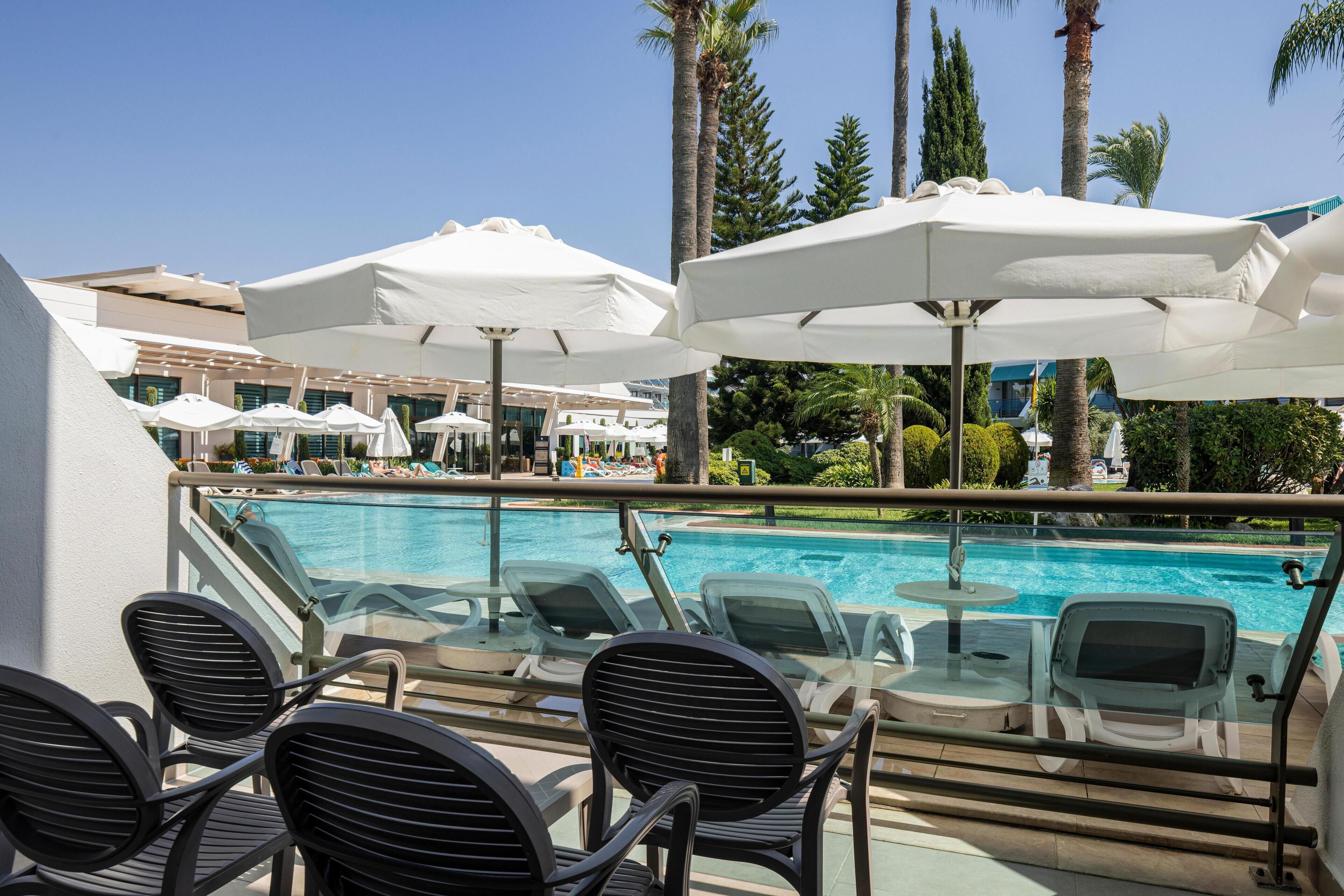 Familienzimmer, 2 Schlafzimmer, Poolblick | Minibar, Zimmersafe, Schreibtisch, schallisolierte Zimmer