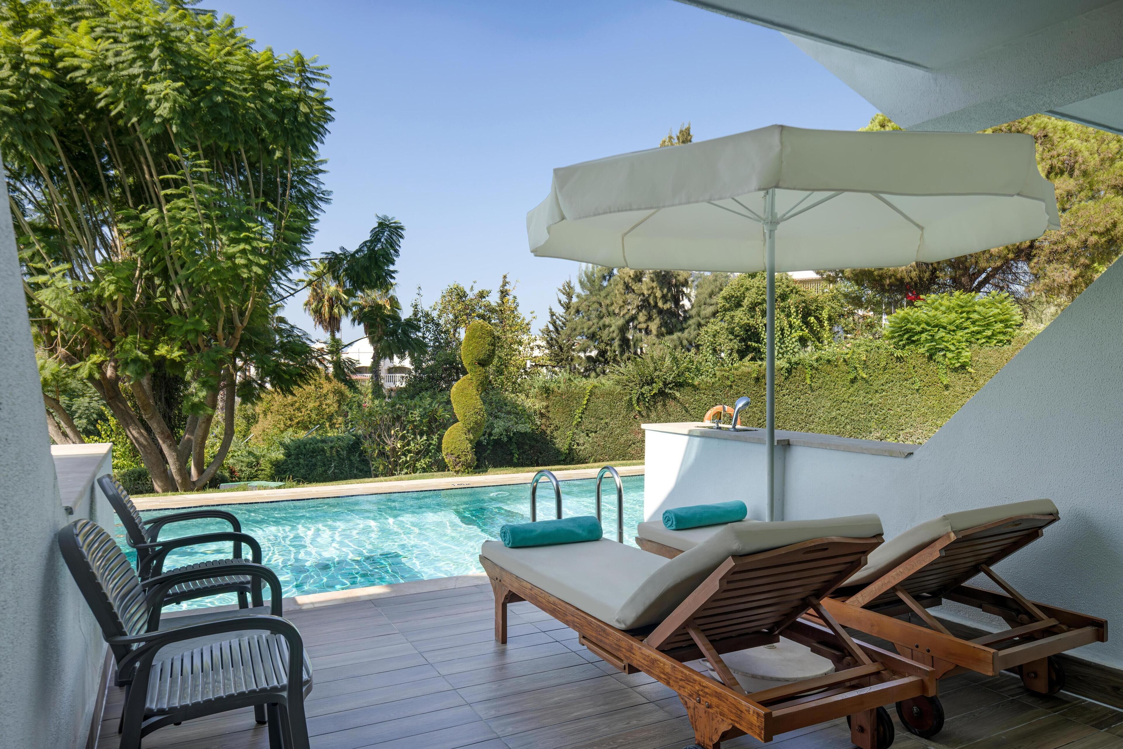 Standard-Doppel- oder -Zweibettzimmer, Poolzugang, Gartenblick | Minibar, Zimmersafe, Schreibtisch, schallisolierte Zimmer