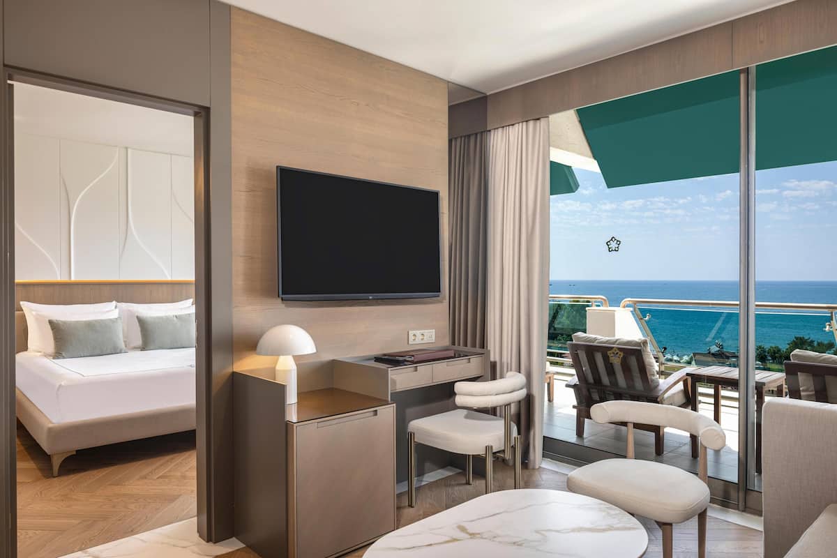 Suite, 1 Schlafzimmer, Verbindungszimmer, Meerblick | Badezimmer | Dusche, kostenlose Toilettenartikel, Haartrockner, Handtücher