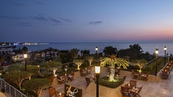 7 bars/lounges, 2 poolside bars, beach bar