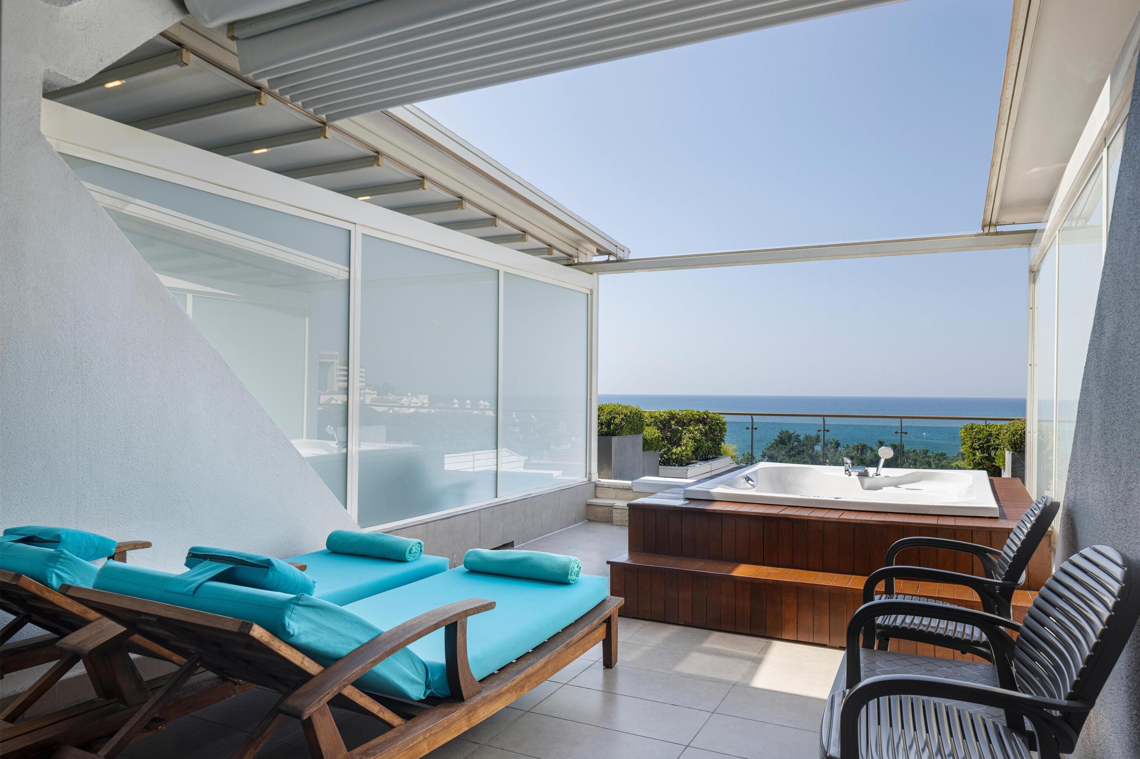 Chambre Deluxe, baignoire à jets, vue partielle sur la mer | Minibar, coffres-forts dans les chambres, bureau, chambres insonorisées