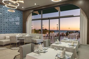 4 restaurants servant le petit déjeuner, spécialités Cuisine turque