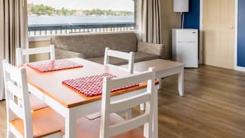 Two Bedroom Efficiency with a Private Balcony, Castle View, on the Main Channel | 객실 내 식사 공간