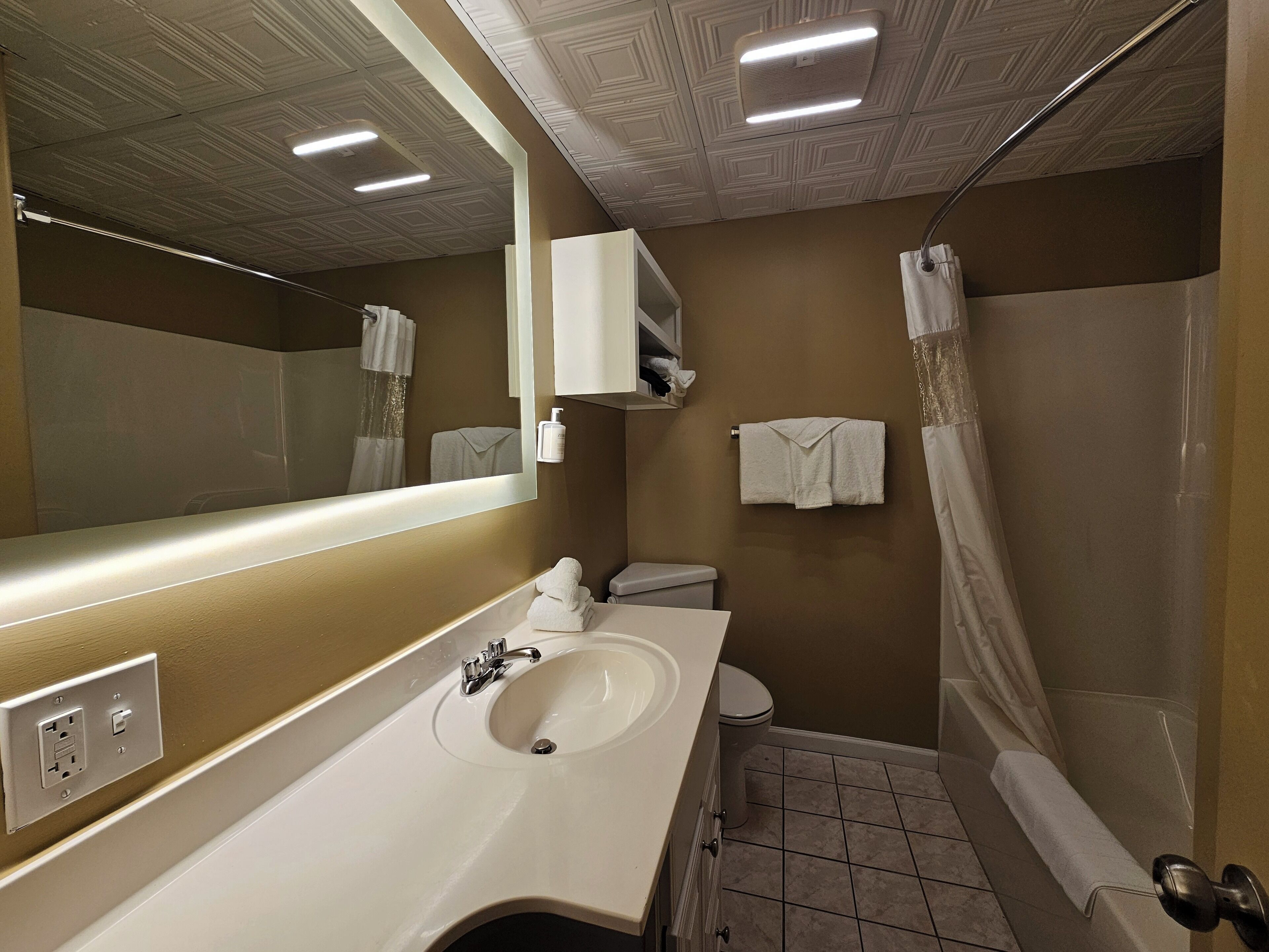 combined shower/bathtub, eco-friendly toiletries, hair dryer, towels