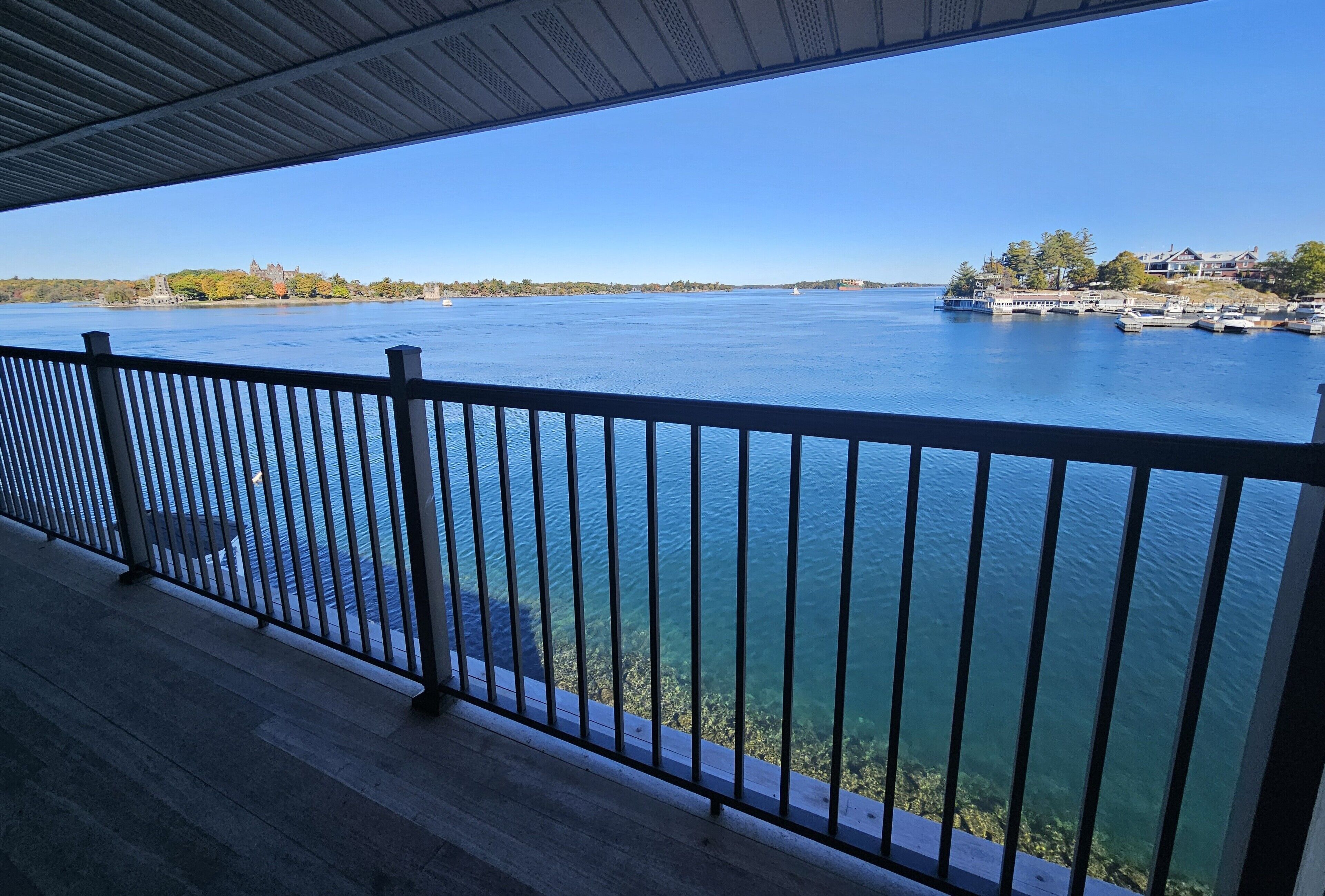 queen riverfront castleview in upper harbor, small room | terrace/patio