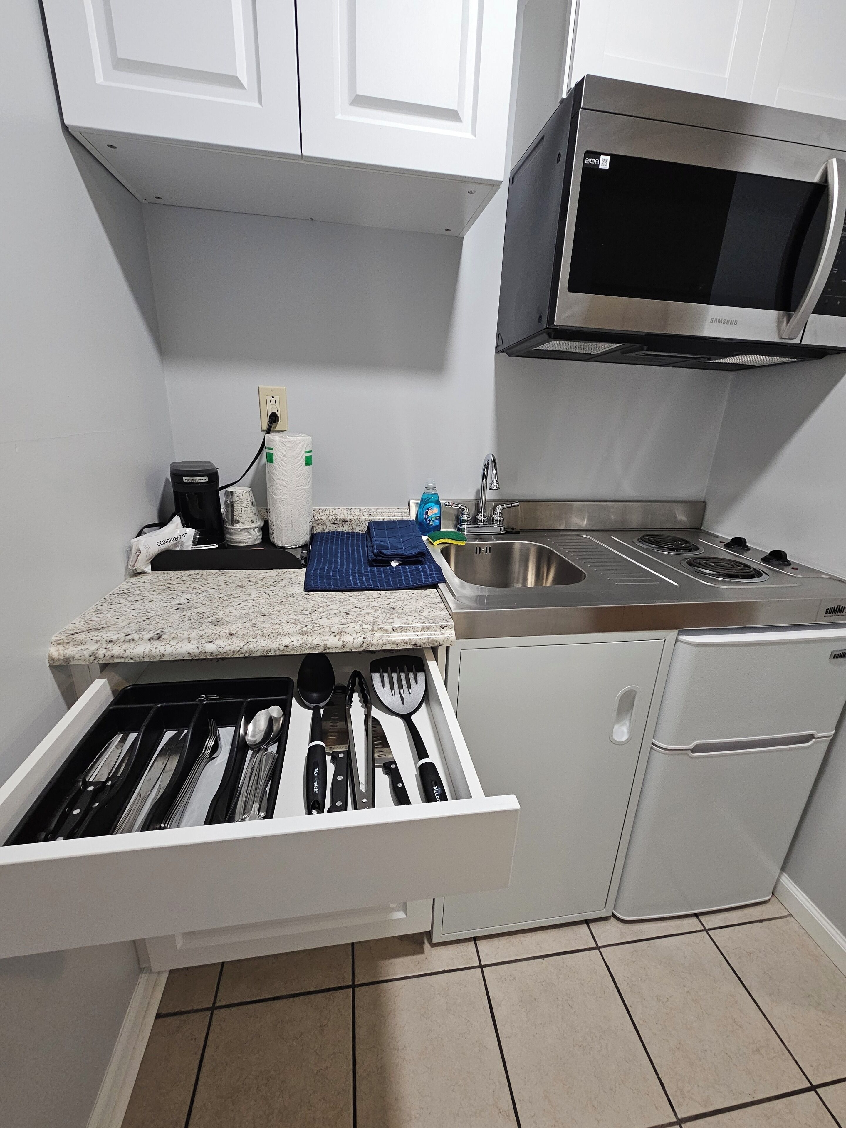 2 double beds with kitchenette, poolside | private kitchen | mini-fridge, microwave, coffee/tea maker