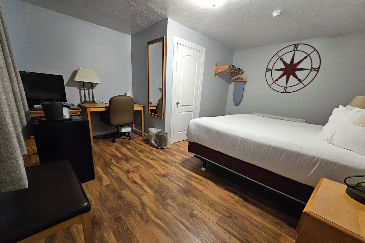 Comfort kamer, 1 kingsize bed, op benedenverdieping | Luxe beddengoed, een laptopwerkplek, gratis wifi, beddengoed