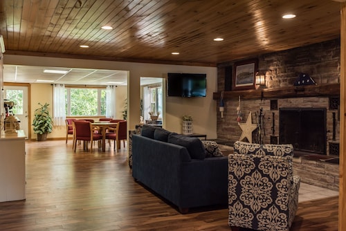 Capt.'s Inn & Suites