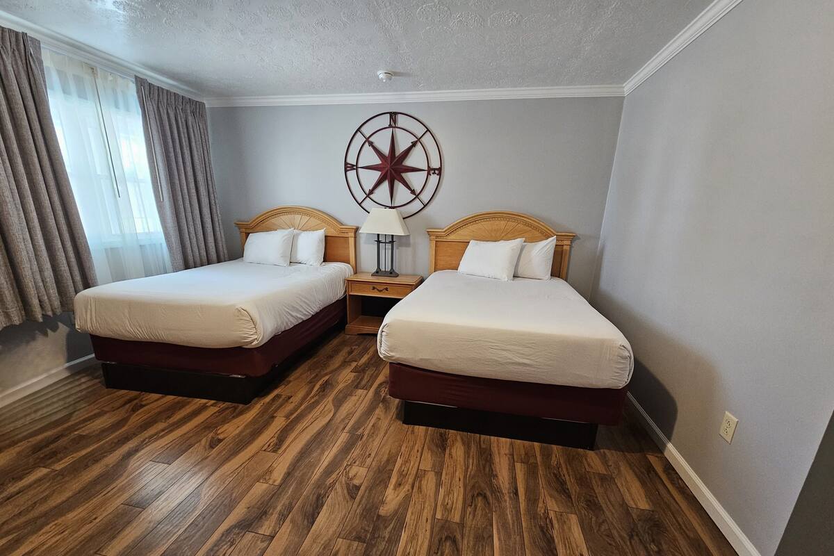 Studio Suite có thiết kế đặc trưng, 2 giường đôi | Bộ đồ giường cao cấp, khu vực làm việc phù hợp cho laptop 