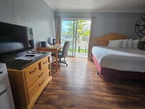 1 King with Creek View Deck