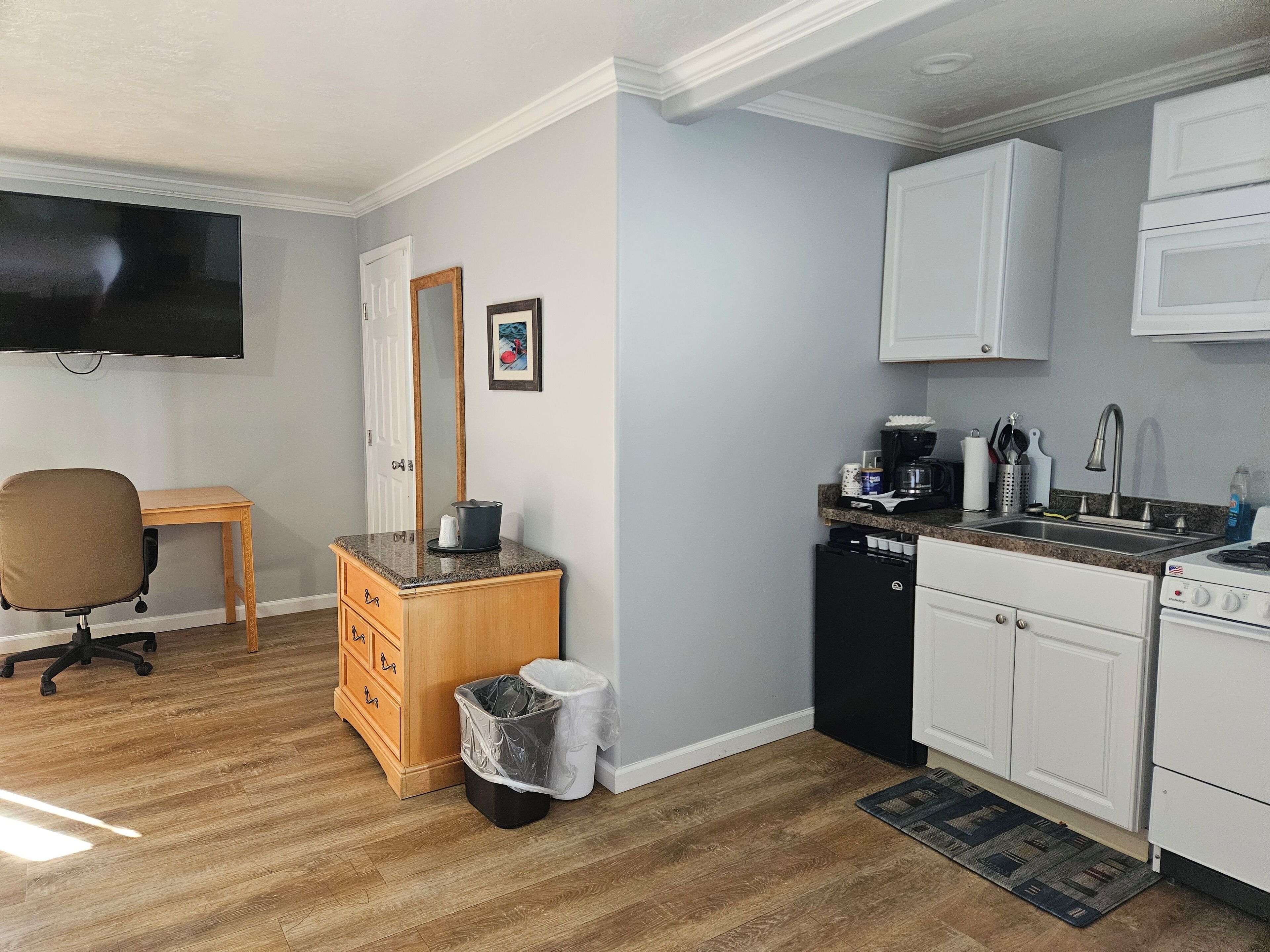 1 king bed efficiency with creek view deck | 1 bedroom, premium bedding, laptop workspace, free wifi