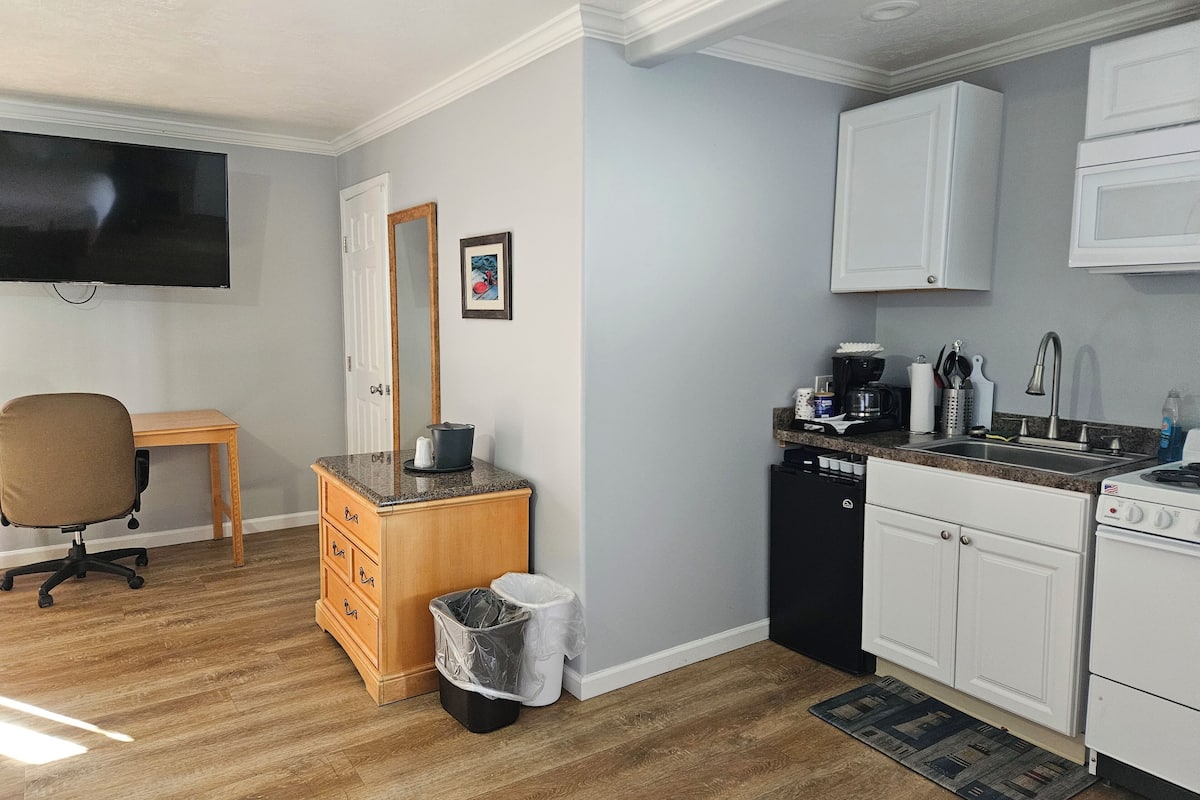 1 king bed efficiency with creek view deck | 1 bedroom, premium bedding, laptop workspace, free wifi