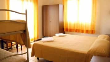 Een bureau, babybedden (toeslag), gratis wifi