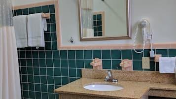 Articles de toilette gratuits, sèche-cheveux, serviettes fournies