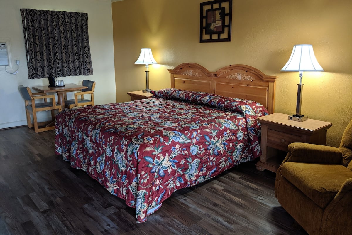 Desk, soundproofing, iron/ironing board, free WiFi