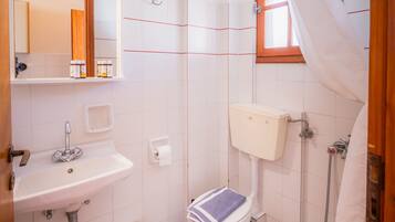 Estudio, vista al mar | Baño | Regadera, secadora de cabello, toallas