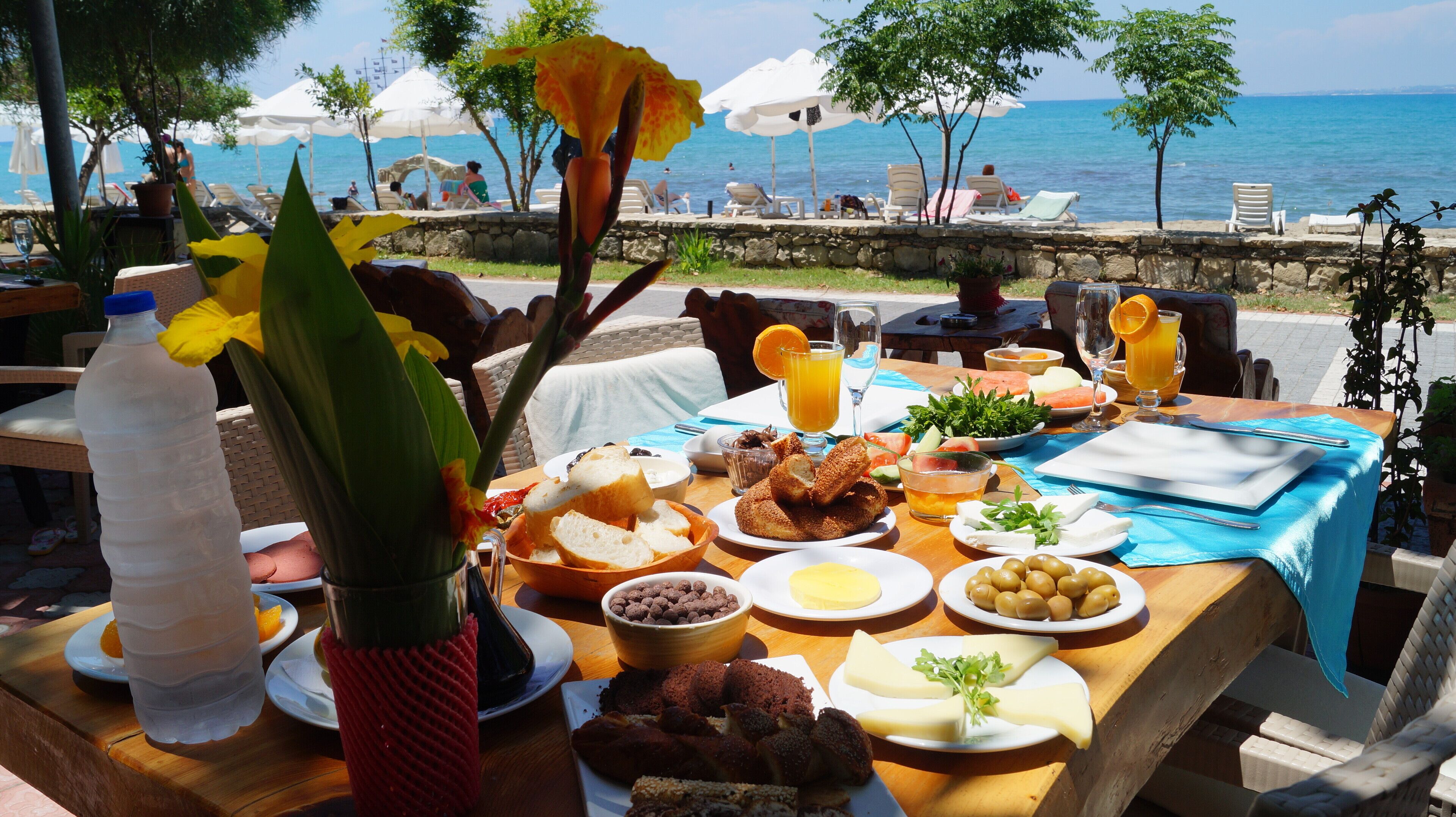 Breakfast, lunch and dinner served