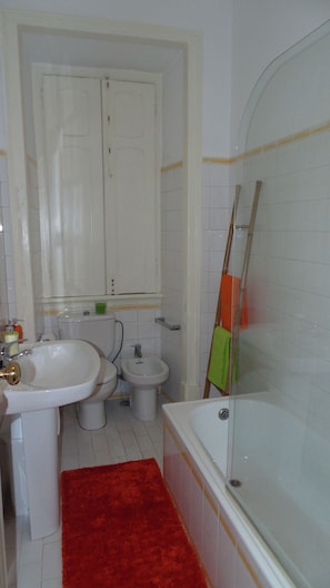 Ducha, artículos de tocador gratuitos, toallas