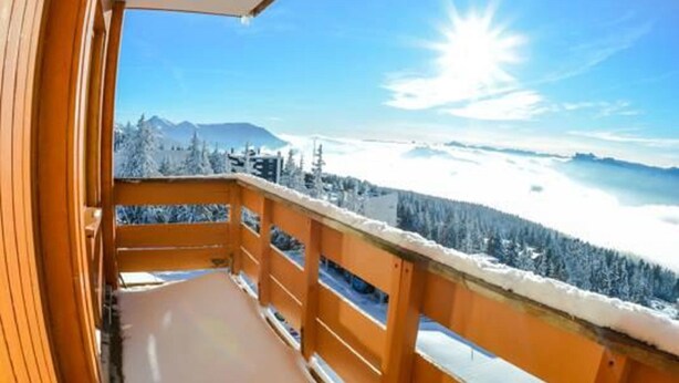 A balcony with a view of snow-covered mountains and a clear sky. - La Bérangère (Chamrousse)