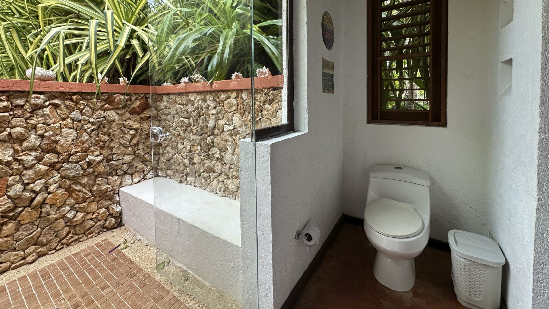 standard double room | bathroom | towels, toilet paper