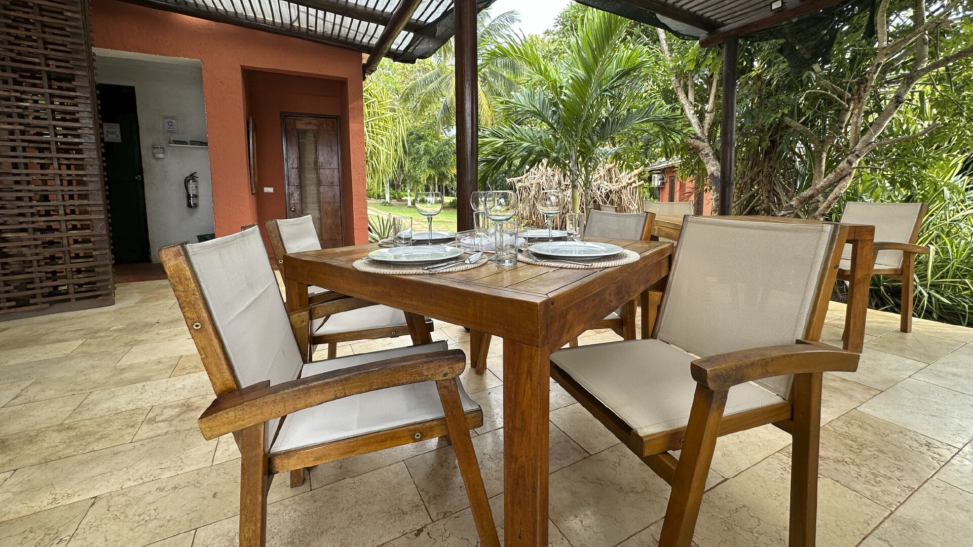 breakfast, lunch, dinner served; international cuisine