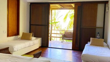 Standard Quadruple Room | Bed sheets