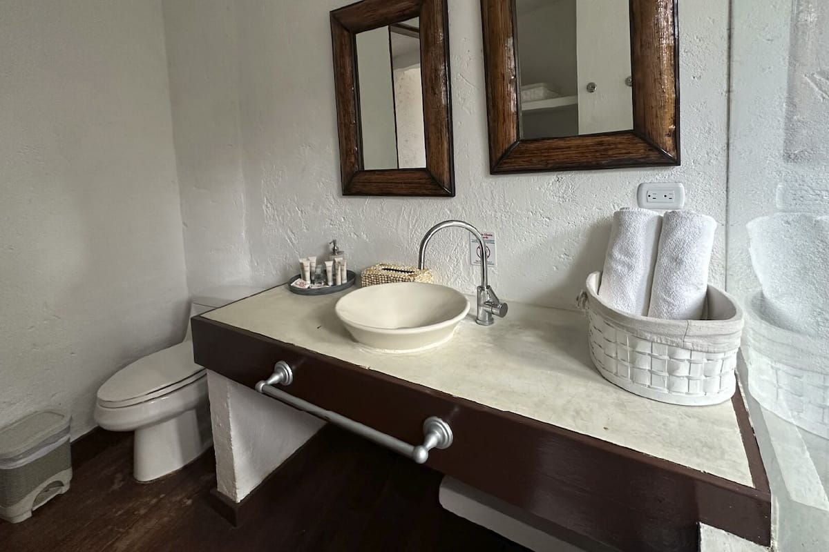 standard quadruple room | bathroom | towels, toilet paper