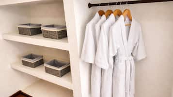 Standard Quadruple Room | Bathroom | Towels, toilet paper
