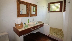 Kamar Double Superior | Kamar mandi | Pengering rambut, jubah mandi, handuk, dan tisu toilet