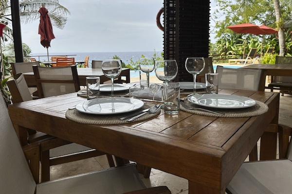 2 restauranter, frokost, lunsj og middag serveres, internasjonale retter