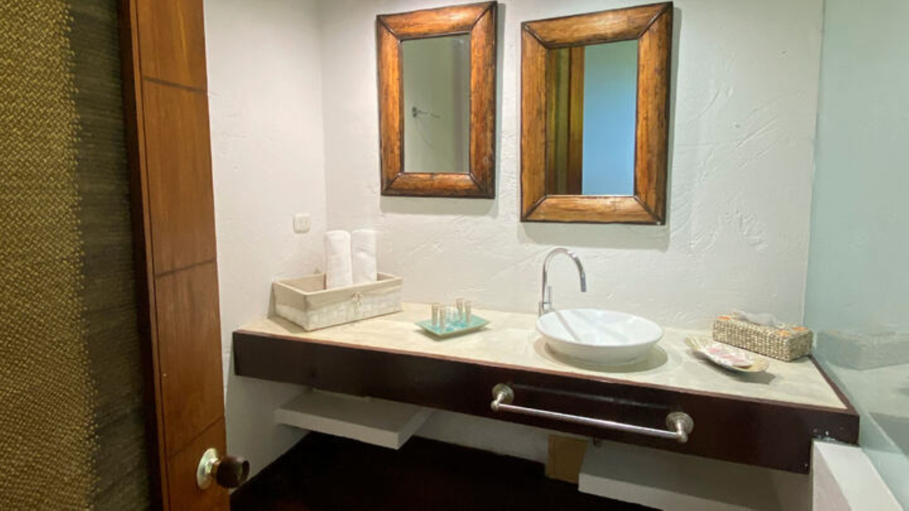 standard quadruple room | bathroom | towels, toilet paper