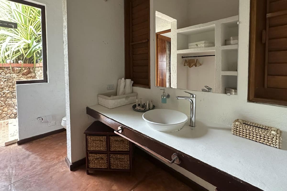 standard double room | bathroom | towels, toilet paper